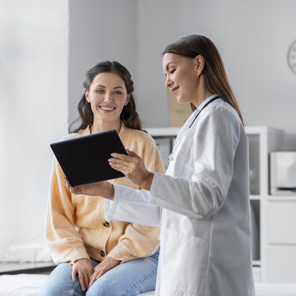 doctora-con-tableta-y-mujer-en-el-hospital